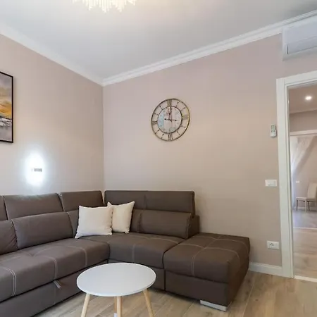 Victor Free Private Parking *